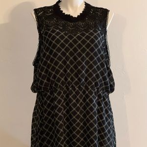 26/28 Black & White dress to the knees, lace neck